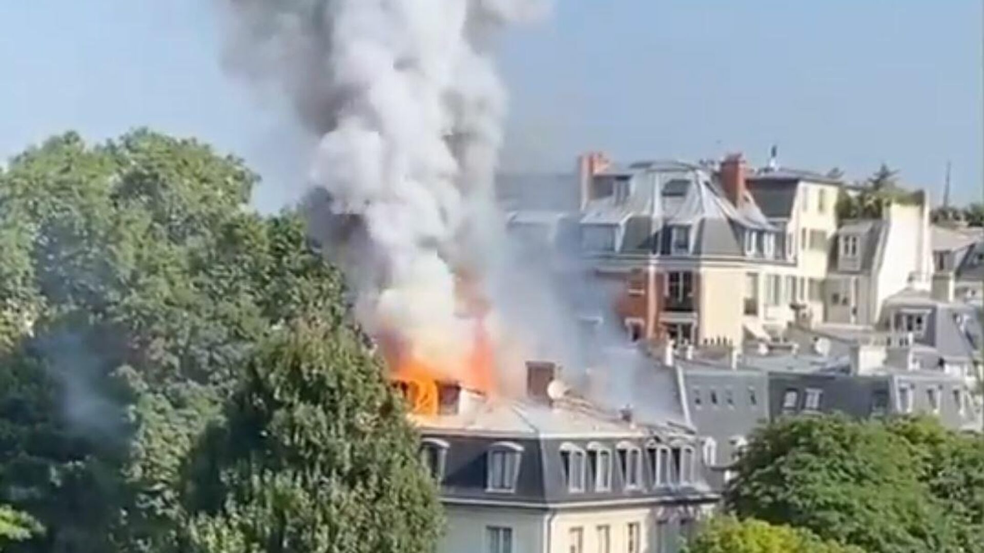 Un incendio en un edificio en el séptimo distrito de París, junto al Hotel de Matignon - Sputnik Mundo, 1920, 20.07.2021
