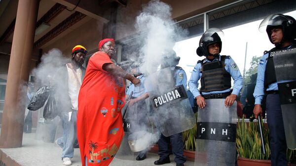 Garífunas realizan ritual frente a policías en Honduras - Sputnik Mundo