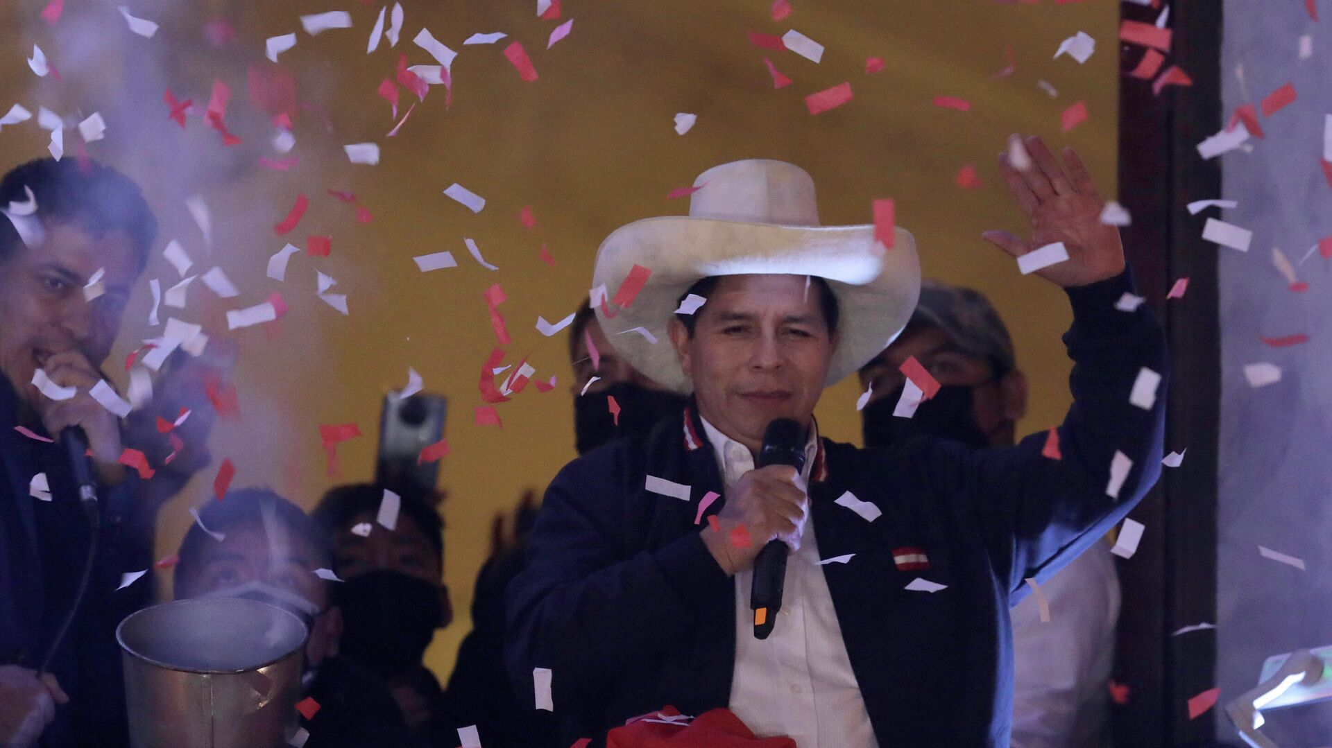 El presidente electo de Perú, Pedro Castillo, celebra su triunfo electoral - Sputnik Mundo, 1920, 02.12.2021