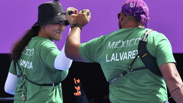 Los medallistas de bronce mexicanos en la prueba de tiro con arco mixto, Alejandra Valencia y Luis Álvarez  - Sputnik Mundo
