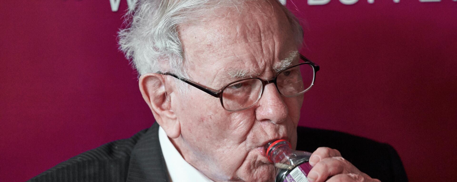 El inversor Warren Buffett, disfrutando de una Coca-Cola en 2019 - Sputnik Mundo, 1920, 24.07.2021