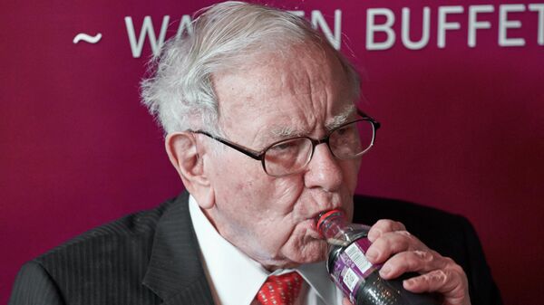 El inversor Warren Buffett, disfrutando de una Coca-Cola en 2019 - Sputnik Mundo