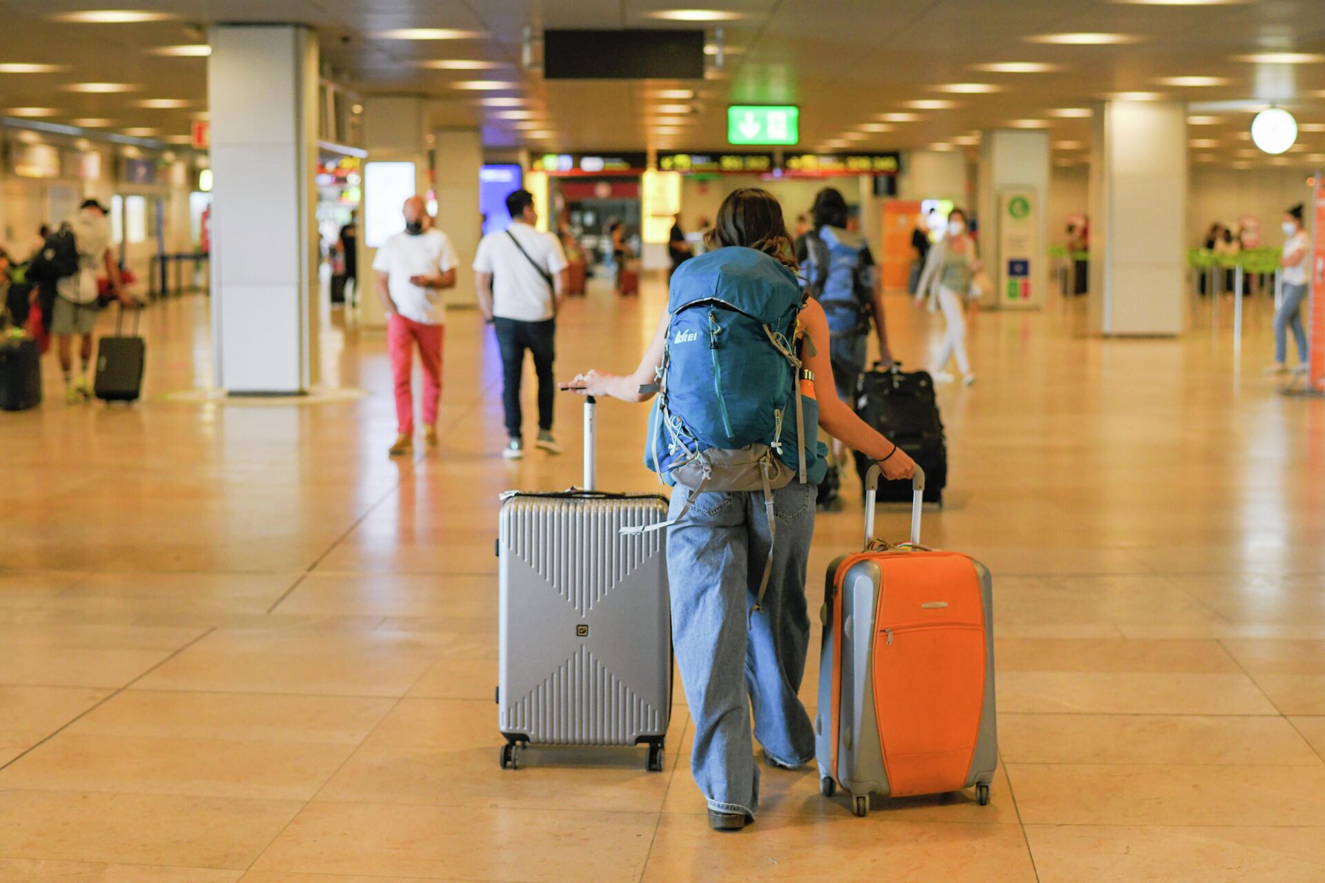 Un pasajero con maletas en la terminal T1 del Aeropuerto Adolfo Suárez Madrid-Barajas, el primer día de la primera 'Operación Salida' del verano 2021, a 2 de julio de 2021, en Madrid (España).  - Sputnik Mundo, 1920, 26.07.2021