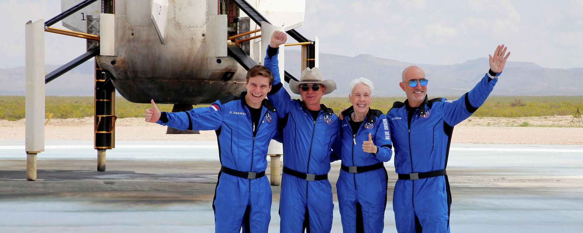 Multimillonario Jeff Bezos (2ndo de izqrda) con sus compañeros del viaje espacial - Sputnik Mundo, 1920, 28.07.2021