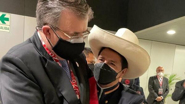 El canciller mexicano, Marcelo Ebrard, junto al nuevo presidente de Perú, Pedro Castillo - Sputnik Mundo