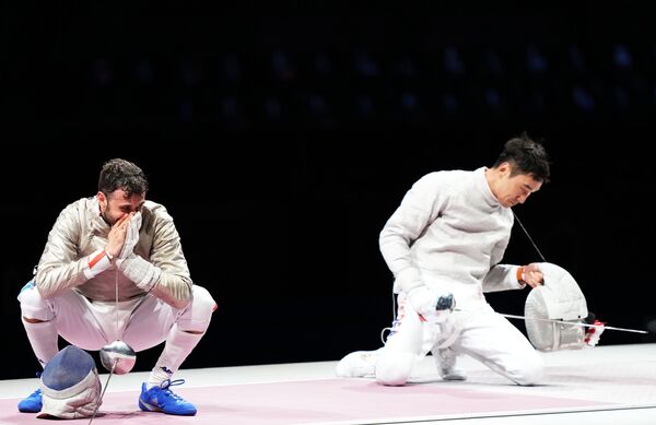 El italiano Luigi Samele y el surcoreano Kim Jung-hwan durante la semifinal de esgrima individual masculina con sable. - Sputnik Mundo