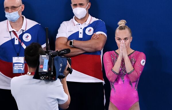 La rusa Angelina Melnikova espera el resultado de su actuación de piso en la gimnasia artística individual femenina. - Sputnik Mundo