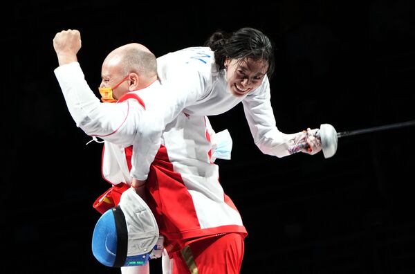 Sun Yiwen es cargada por un miembro de la comisión técnica del equipo chino de esgrima tras ganar el oro en el evento individual femenina con espada. - Sputnik Mundo