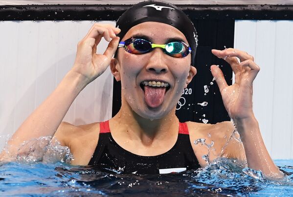 Yui Ohashi, de Japón, después de ganar el oro en natación de 400 metros estilos. - Sputnik Mundo