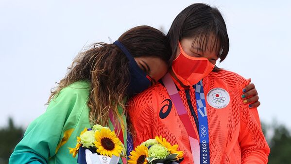 La brasileña Rayssa Leal y la japonesa Momiji Nishiya, ambas de 13 años, celebran sus medallas —plata y oro, respectivamente— en la modalidad calle del skateboarding femenino. - Sputnik Mundo