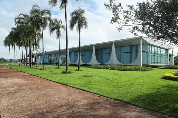 Desde su inauguración, el 30 de junio de 1958, el Palacio de la Alvorada es la residencia oficial del presidente de Brasil. Ubicada en la capital, Brasilia, la obra de 7.000 metros cuadrados fue proyectada por el célebre arquitecto brasileño Oscar Niemeyer. - Sputnik Mundo