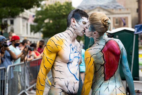 Una pareja participa del día anual de la pintura corporal en la ciudad de Nueva York en Union Square, Nueva York (EEUU). - Sputnik Mundo