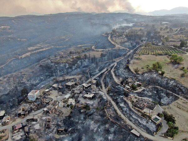 Esta imagen aérea muestra unas casas destruidas en una aldea turca mientras los incendios forestales continúan asolando los bosques cerca de la ciudad costera mediterránea de Manavgat (Turquía). - Sputnik Mundo