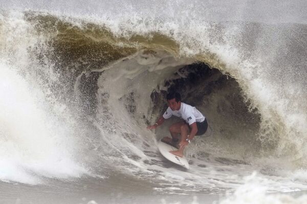 El surfista japonés Hiroto Ohhara durante los cuartos de final de la competencia masculina de surf en los Juegos Olímpicos de 2020 en Tokio (Japón). El surfista japonés Hiroto Ohhara durante los cuartos de final de la competencia masculina de surf en los Juegos Olímpicos de 2020 en Tokio (Japón). - Sputnik Mundo