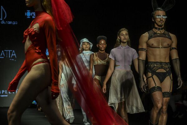 Modelos participan de un desfile realizado por los estudiantes de la Universidad Bolivariana durante la Semana de la Moda de Medellín (Colombia). - Sputnik Mundo