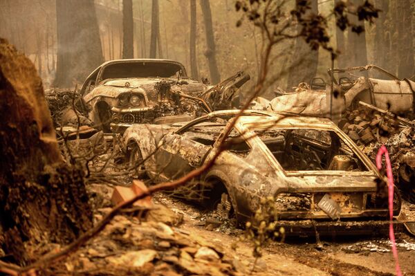 Unos vehículos quemados tras un incendio forestal en California (EEUU). - Sputnik Mundo