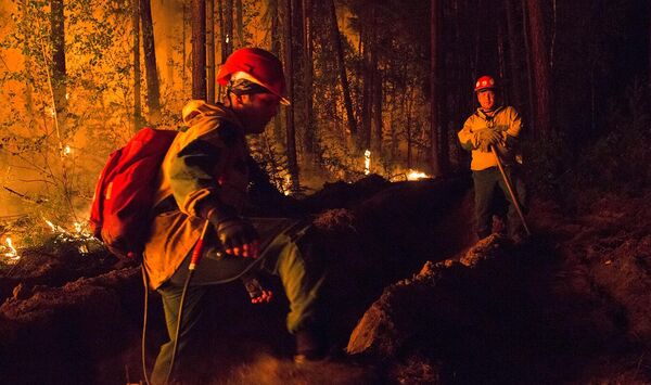 Los incendios llegaron hasta la región de Yakutia, ubicada en el norte de Rusia. En la foto: los guardabosques rusos trabajan en la extinción de los incendios forestales. - Sputnik Mundo