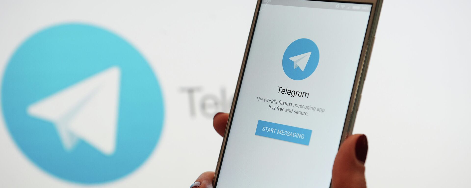 Una persona sostiene un teléfono con la 'app' Telegram en la pantalla - Sputnik Mundo, 1920, 12.01.2022