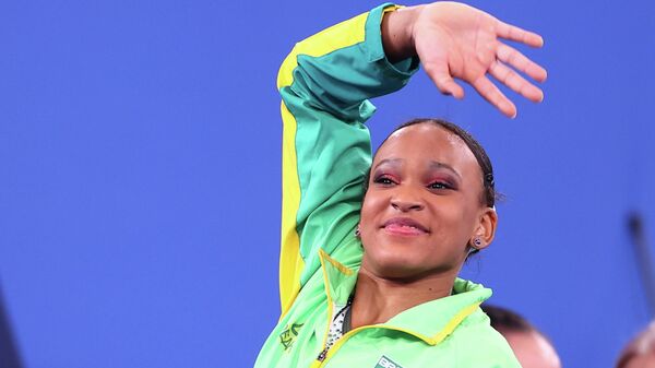 La gimnasta brasileña Rebeca Andrade celebra su victoria en los JJOO Tokio 2020, el 1 de agosto - Sputnik Mundo