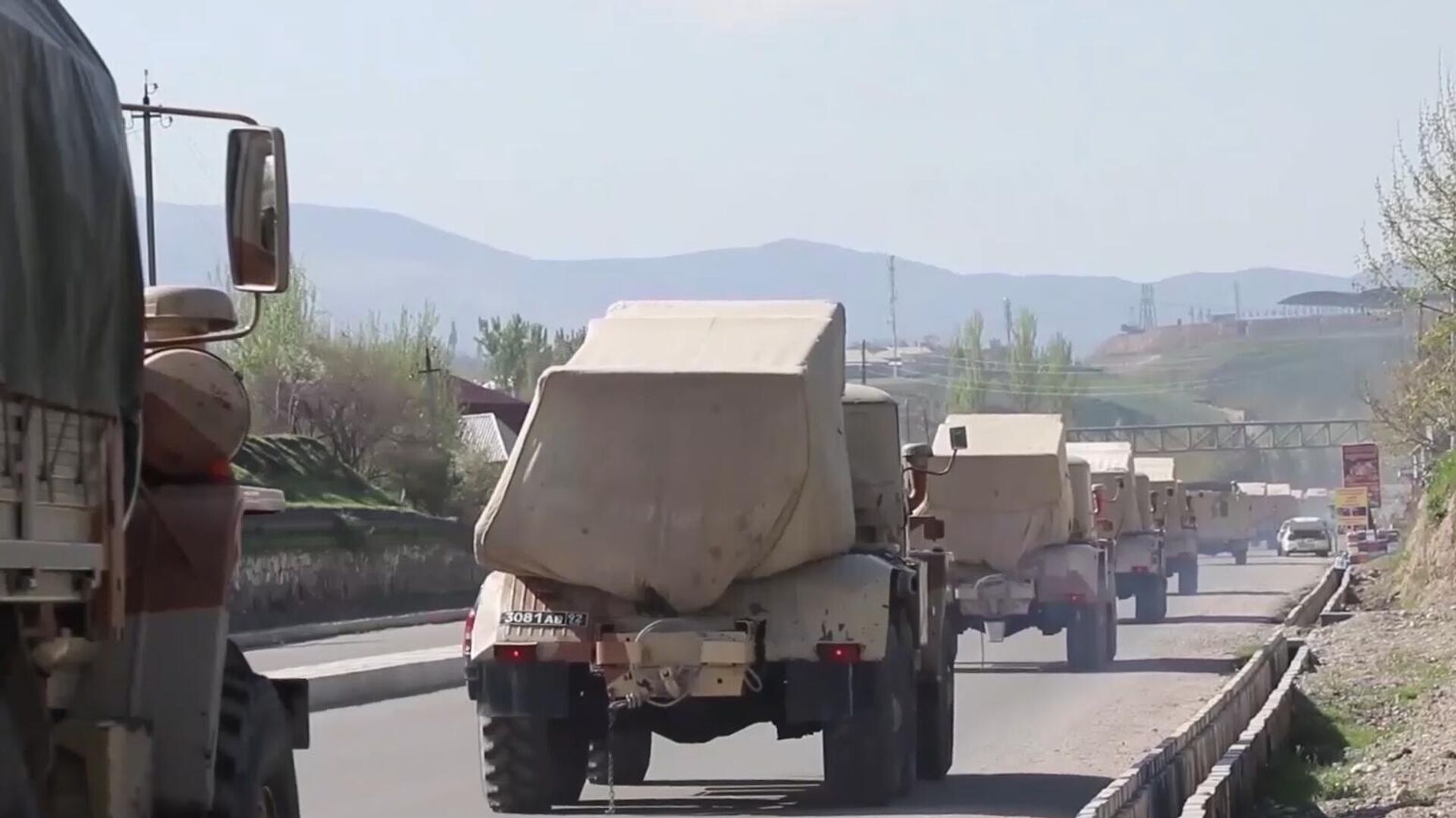 Vehículos militares rusos circulan por una carretera en Tayikistán, el 28 de julio de 2021 - Sputnik Mundo, 1920, 02.08.2021