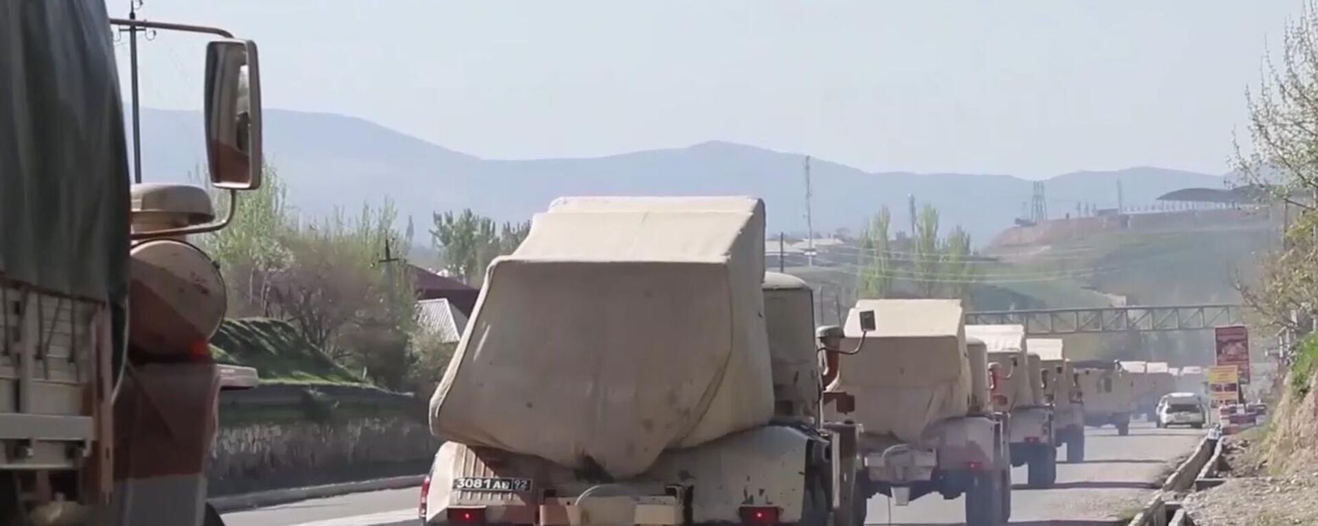 Vehículos militares rusos circulan por una carretera en Tayikistán, el 28 de julio de 2021 - Sputnik Mundo, 1920, 17.08.2021