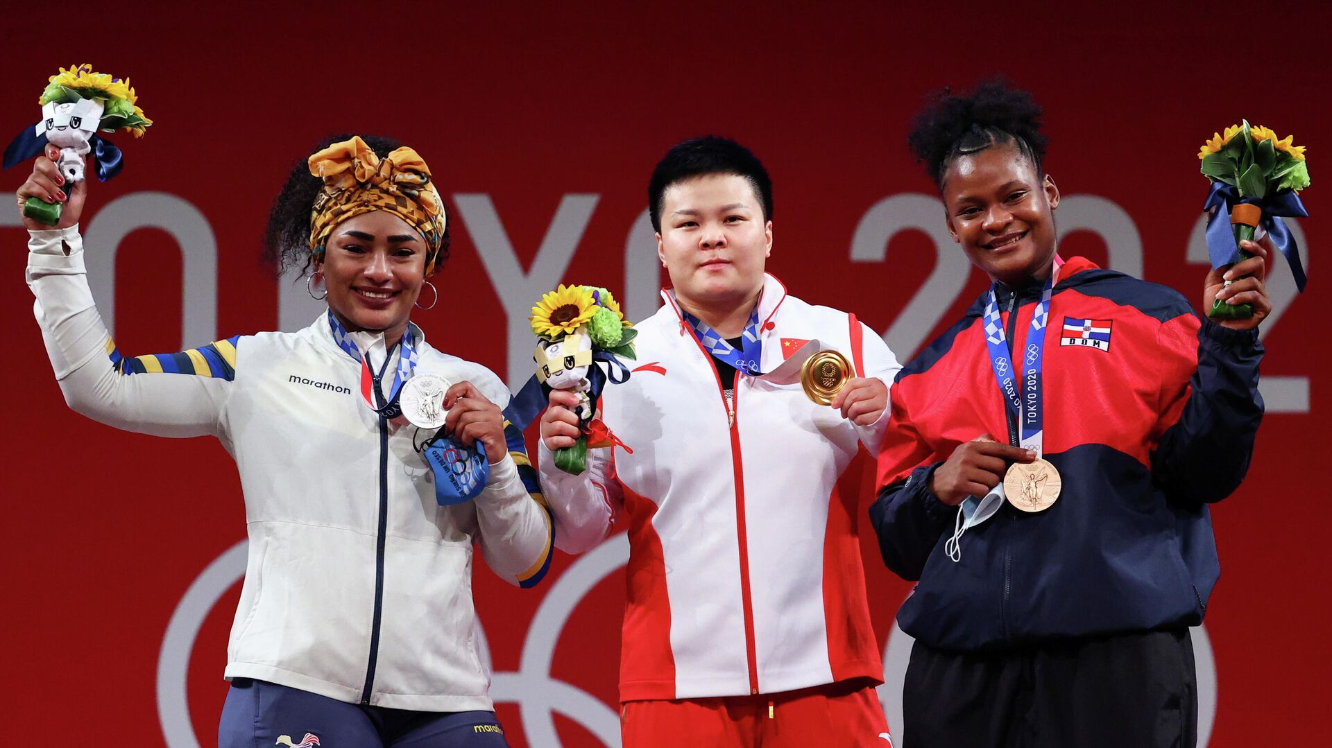 El medallista de oro Wang Zhouyu, de China, la medallista de plata Tamara Salazar, de Ecuador, y la medallista de bronce Crismery Santana, de República Dominicana - Sputnik Mundo, 1920, 02.08.2021
