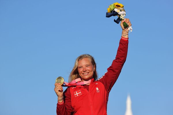 La medallista de oro danesa Anne-Marie Rindom celebra su victoria en el podio el 1 de agosto de 2021. - Sputnik Mundo