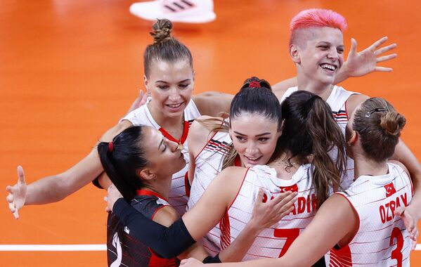 La voleibolista turca Zehra Gunes celebra con sus compañeras de equipo la victoria contra China, el 25 de julio de 2021.  - Sputnik Mundo