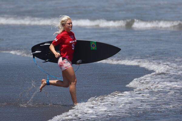 La surfista brasileña Tatiana Weston-Webb durante las eliminatorias de surf  femenino, el 25 de julio de 2021.  - Sputnik Mundo