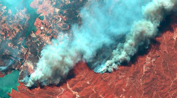 Una imagen por satélite en color de los incendios forestales cerca de Oymapinar, Turquía, el 29 de julio de 2021. - Sputnik Mundo