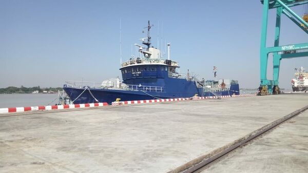 El barco pesquero 'Cobija', atracado en un puerto de Birmania - Sputnik Mundo