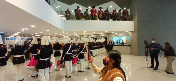 La inauguración de la nueva Asamblea Legislativa reviste un significado muy profundo para los pueblos indígenas de Bolivia, que se vuelven a sentir parte del Estado Plurinacional luego de los tiempos turbulentos iniciados con el golpe de Estado de noviembre de 2019 y la posterior asunción del Gobierno de facto de Áñez, quien está presa junto a varios de sus colaboradores por crímenes cometidos durante ese periodo La inauguración de la nueva Asamblea Legislativa reviste un significado muy profundo para los pueblos indígenas de Bolivia, que se vuelven a sentir parte del Estado Plurinacional luego de los tiempos turbulentos iniciados con el golpe de Estado de noviembre de 2019 y la posterior asunción del Gobierno de facto de Áñez, quien está presa junto a varios de sus colaboradores por crímenes cometidos durante ese periodo - Sputnik Mundo