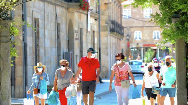 Un grupo de personas pasea por el recinto donde se suele celebrar la Festa do Albariño, a 28 de julio de 2021, en Cambados, Pontevedra, Galicia, (España) - Sputnik Mundo
