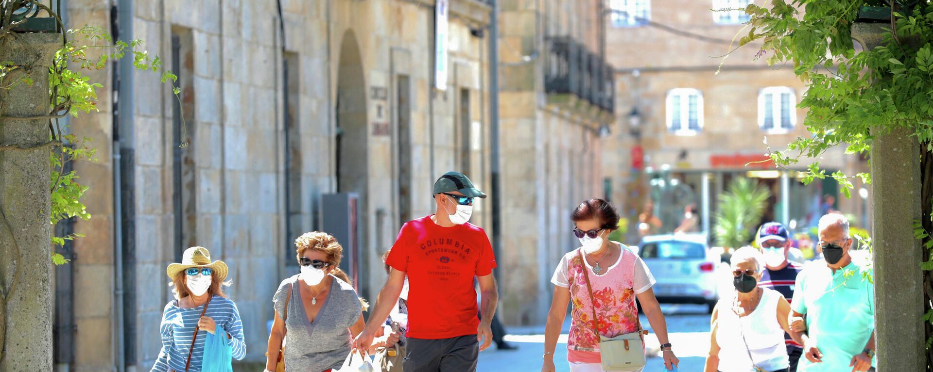 Un grupo de personas pasea por el recinto donde se suele celebrar la Festa do Albariño, a 28 de julio de 2021, en Cambados, Pontevedra, Galicia, (España) - Sputnik Mundo, 1920, 04.08.2021