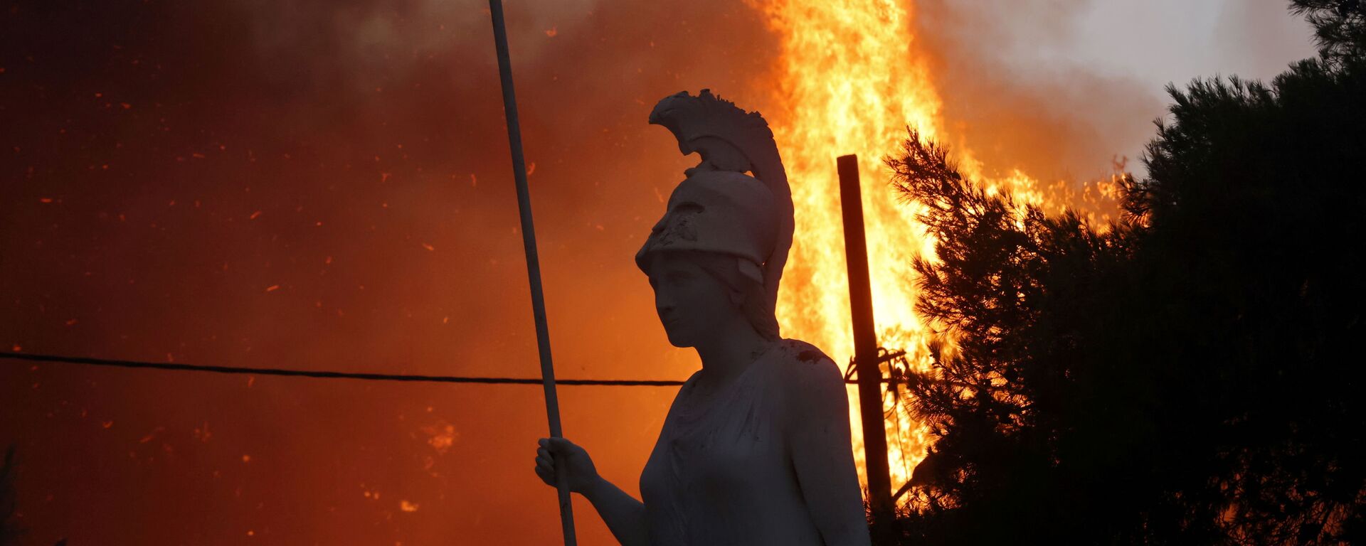 Статуя Афины на фоне природных пожаров в северном пригороде Афин  - Sputnik Mundo, 1920, 04.08.2021