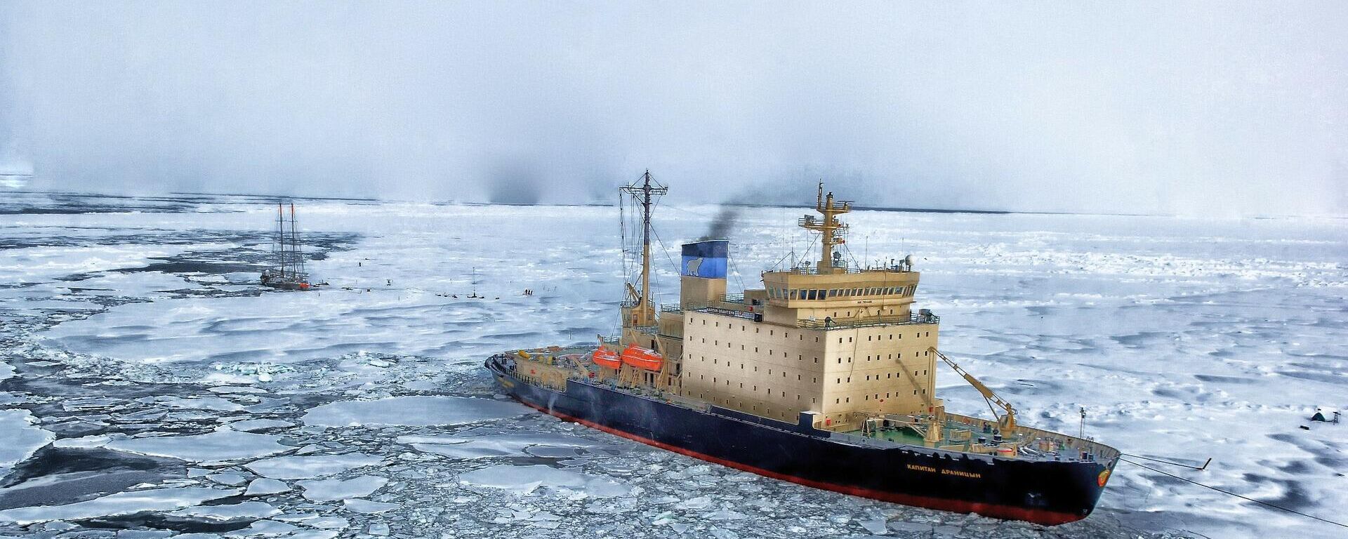 Un barco navegando sobre hielo. Antártida. Imagen referencial - Sputnik Mundo, 1920, 04.08.2021