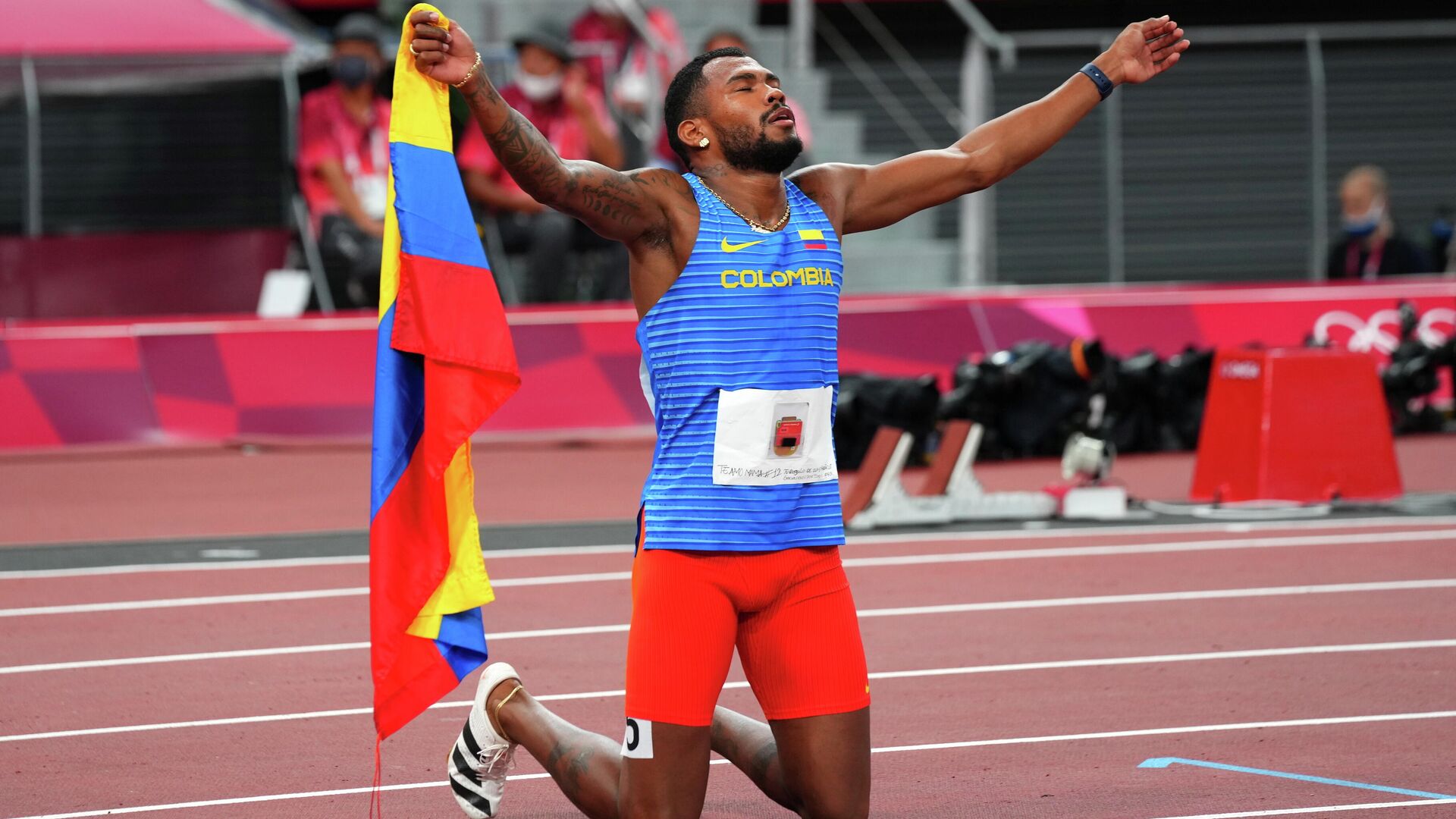 El colombiano Anthony Zambrano después de consiguir la medalla de plata en la prueba de 400 metros planos en los Juegos Olímpicos de Tokio 2020 - Sputnik Mundo, 1920, 05.08.2021