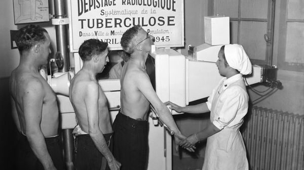 Enfermera detectando posibles casos de tuberculosis en Montreuil (Francia) - Sputnik Mundo