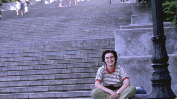Sara Gutiérrez en las escaleras en las que se filmó 'El acorazado Potemkin' en Odesa (Ucrania) - Sputnik Mundo