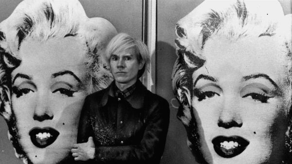 Andy Warhol, artista estadounidense, posa al lado de sus icónicos retratos de Marilyn Monroe - Sputnik Mundo