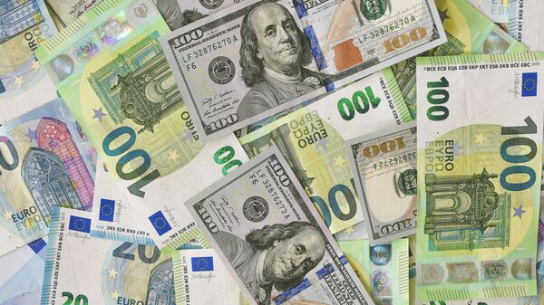 Billetes de dólares estadounidenses y euros - Sputnik Mundo