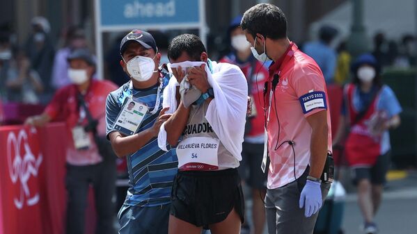 Claudio Villanueva demostró que llegar es muchas veces más importante que cruzar la meta en primer lugar. El atleta ecuatoriano terminó la prueba de la marcha atlética de 50 kilómetros en el último puesto. Sin embargo, su tenacidad se convirtió en ejemplo. Además del fallecimiento de su entrenador por COVID-19, el deportista sufrió una serie de lesiones, todo eso a pocos meses de los JJOO. Pese al pésimo tiempo marcado, los últimos minutos de la carrera de Villanueva encontraron los aplausos y el aliento de los voluntarios que se preparaban para dar por culminada la competencia. La transmisión oficial, lejos de centrarse exclusivamente en los ganadores, siguió de cerca los últimos kilómetros del ecuatoriano. Claudio Villanueva demostró que llegar es muchas veces más importante que cruzar la meta en primer lugar. El atleta ecuatoriano terminó la prueba de la marcha atlética de 50 kilómetros en el último puesto. Sin embargo, su tenacidad se convirtió en ejemplo. Además del fallecimiento de su entrenador por COVID-19, el deportista sufrió una serie de lesiones, todo eso a pocos meses de los JJOO. Pese al pésimo tiempo marcado, los últimos minutos de la carrera de Villanueva encontraron los aplausos y el aliento de los voluntarios que se preparaban para dar por culminada la competencia. La transmisión oficial, lejos de centrarse exclusivamente en los ganadores, siguió de cerca los últimos kilómetros del ecuatoriano. - Sputnik Mundo