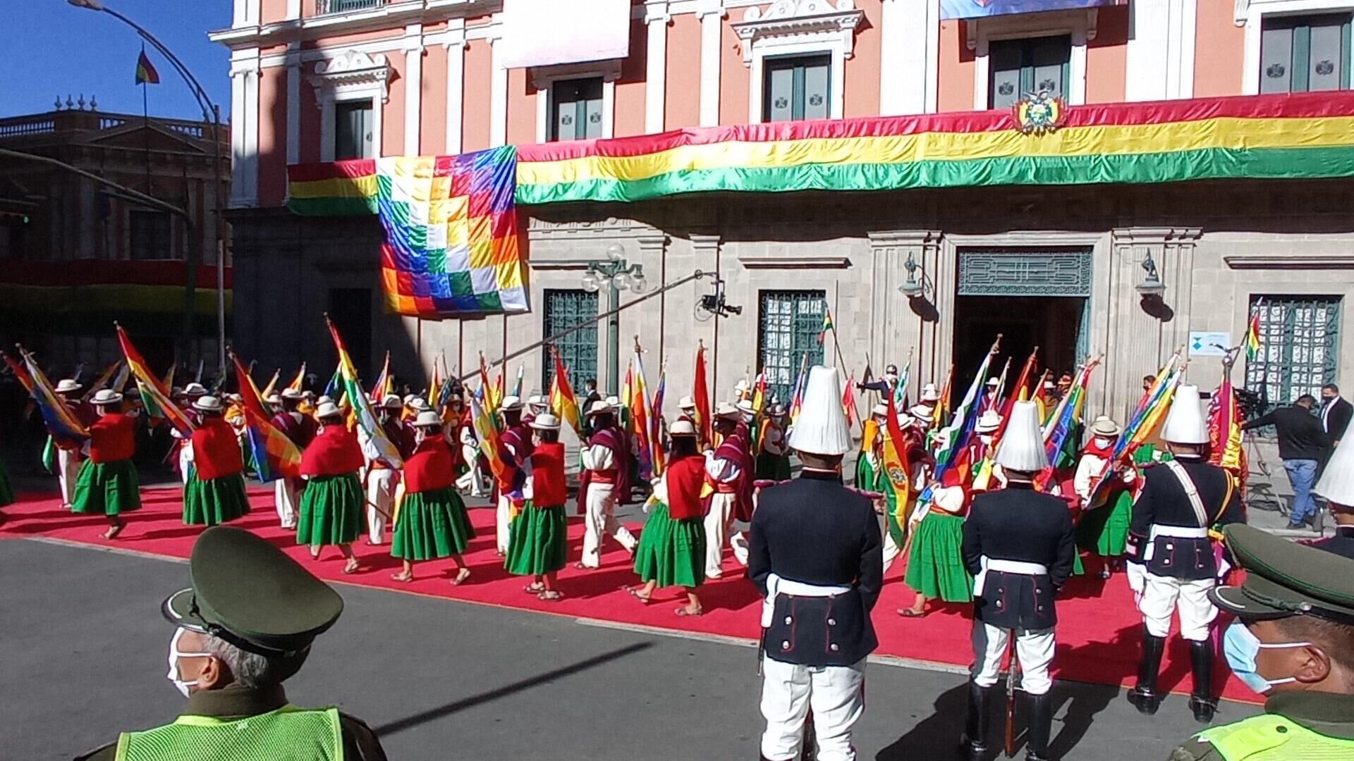 Desfile por la independencia de Bolivia en la Plaza Murillo de La Paz, frente a la sede del Gobierno - Sputnik Mundo, 1920, 06.08.2021