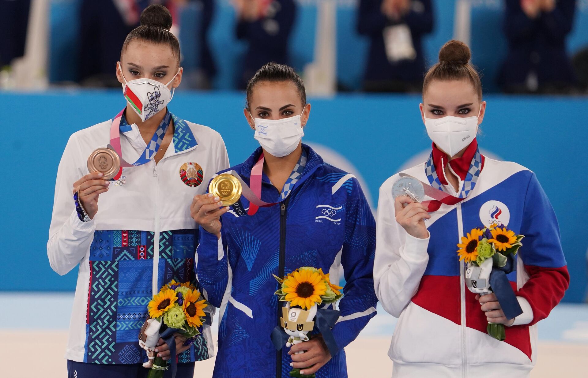 La bielorrusa Alina Harnasko, la israelí Linoy Ashram y la rusa Dina Avérina en el podio del torneo de gimnasia rítmica en los JJOO de Tokio - Sputnik Mundo, 1920, 07.08.2021