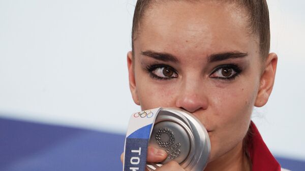Dina Zaverina, gimnasta rusa, besa la medalla de plata que conquistó en los JJOO de Tokio - Sputnik Mundo