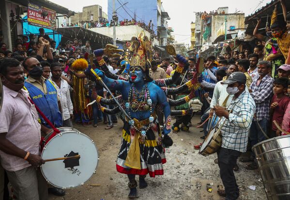 En la India inició el festival folclórico denominado Bonalú que rinde tributo a Kali, la diosa de la destrucción. En la foto: una devota vestida como Kali baila durante el festival que tendrá una duración de un mes. - Sputnik Mundo