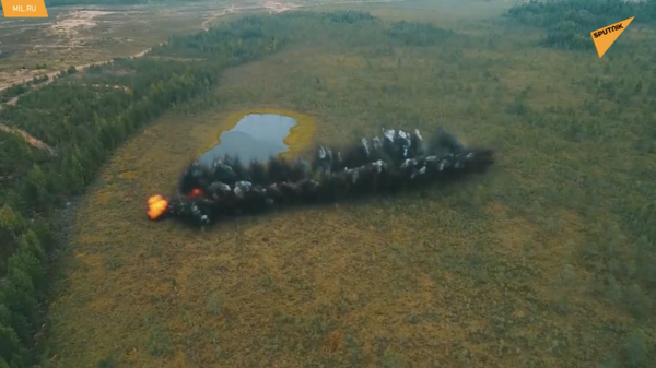 Así se proporciona en Rusia el paso a los paracaidistas a través del un campo minado - Sputnik Mundo