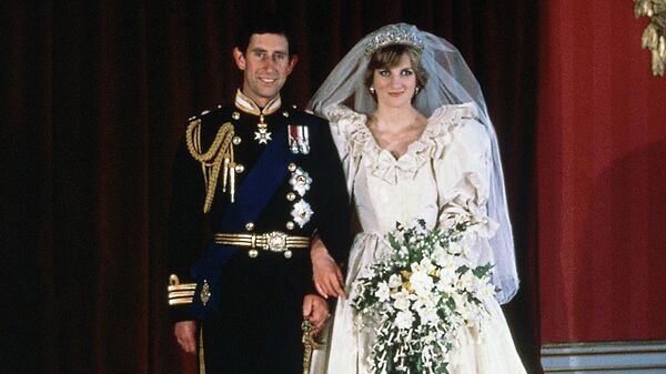 El príncipe Carlos y la princesa Diana el día de su boda - Sputnik Mundo