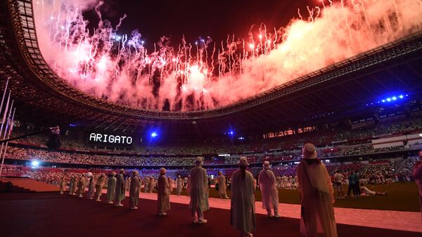 Салют на торжественной церемонии закрытия XXXII летних Олимпийских игр в Токио на Национальном олимпийском стадионе  - Sputnik Mundo