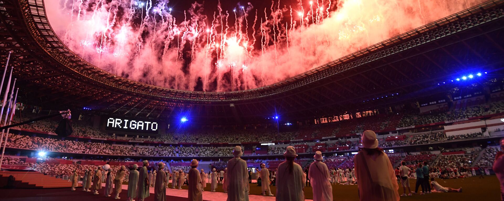 Салют на торжественной церемонии закрытия XXXII летних Олимпийских игр в Токио на Национальном олимпийском стадионе  - Sputnik Mundo, 1920, 08.08.2021